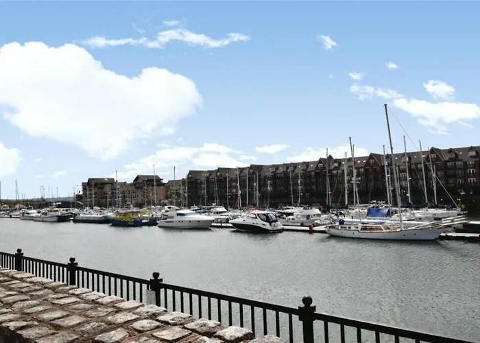 Entire Cosy Home In Liverpool Marina